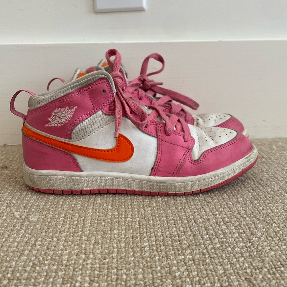Jordan 1 Mid pink orange